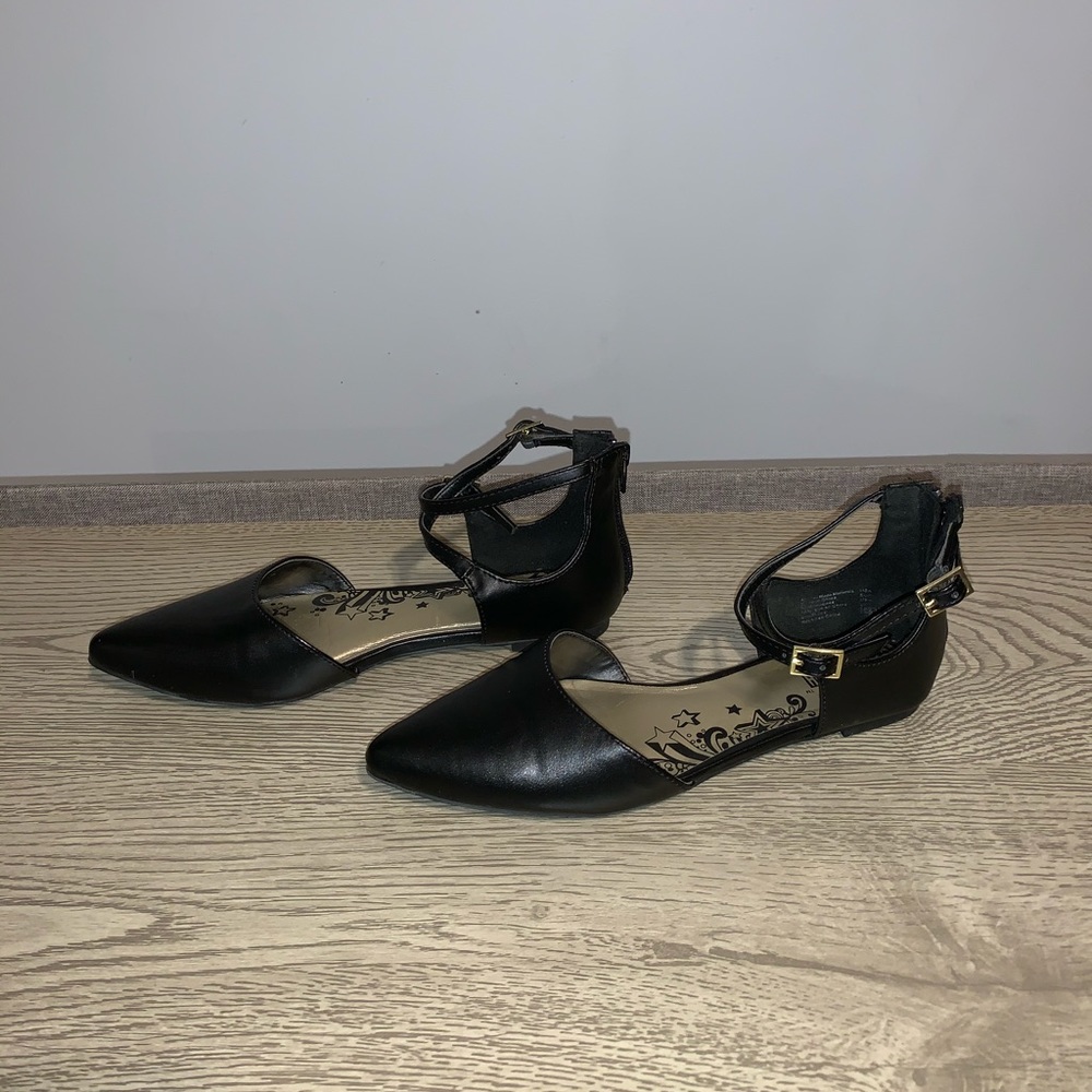 Point toe flats